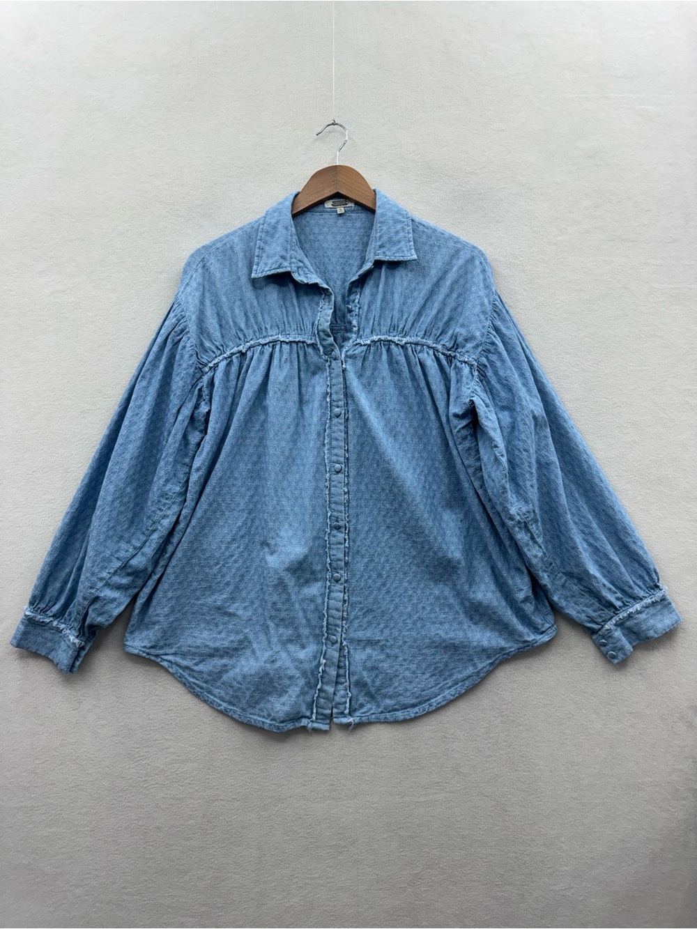 Gimmicks by BKE Women’s Large Button Front Chambray Shirt Long Sleeve Blue